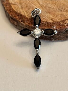 18K White Gold Onyx Cross Pendant, 1.5”, 3.1g.